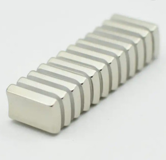 China-Fabrik-kundenspezifischer super starker Neodym-Bogen Ndfeb-Generator-Magnet für Verkauf